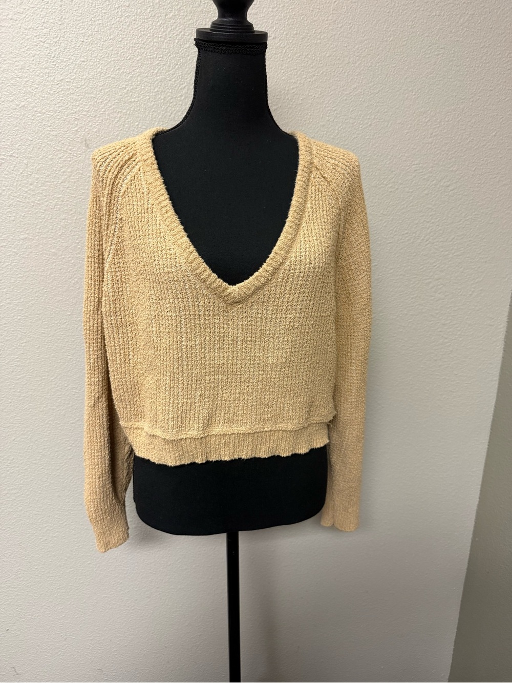 Free People Tan Cropped Knit V Neck Sweater Small Boho Cozy Chic Pullover Top - Picture 3 of 10
